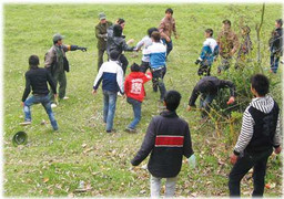 Cán bộ xã đánh hội đồng dân phòng