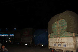 Bị 'làm gắt', hàng trăm xe quá tải 'cố thủ' quanh trạm cân An Khê