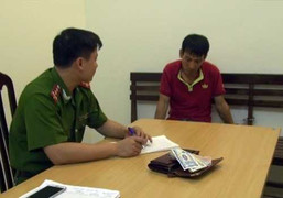 Hàng chục người truy đuổi tên cướp túi xách giờ cao điểm