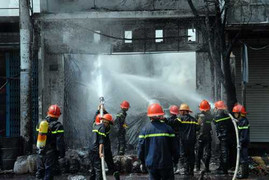 Cửa hàng hóa chất cháy rụi sau tiếng nổ