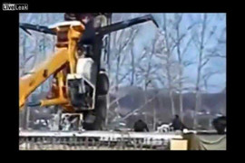 Cần cẩu gặp tai nạn, lật 'chổng ngược lên trời'