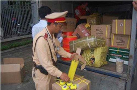 Chở hàng lậu vượt tải , tài xế ngỏ ý hối lộ CSGT