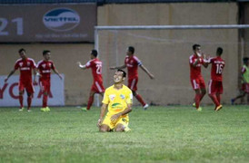 Hậu vệ Thanh Hóa tự đánh vào đầu vì quá ân hận