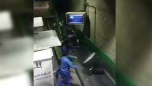 Video: Nhân viên sân bay quăng quật hành lý của khách