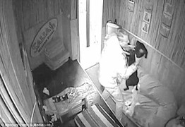 Phẫn nộ ông chủ nhà hàng đánh chó dã man