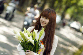 Hot girl Ngoại giao khoe sắc dịu dàng bên hoa loa kèn