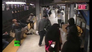 Thanh niên dũng cảm nhảy xuống đường ray cứu người khi tàu sắp đến