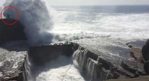 Đứng quay sóng dữ, nữ học sinh bị cuốn đi