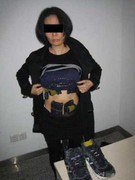 Người phụ nữ ôm 'núi' tiền vượt biên giới