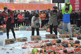 Cảnh tượng ít thấy: Tập trung đập dưa hấu trước trung tâm mua sắm