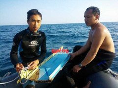 Cận cảnh mảnh vỡ buồng lái của máy bay Su 22 mất tích