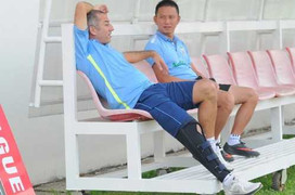 Thua đau, thầy Giôm bỏ luôn họp báo