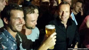 Video: Thủ tướng Australia Tony Abbott uống cạn ly bia trong 7 giây gây 'sốt'