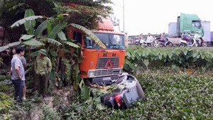 Xe biển xanh bị xe container húc bay xuống ao