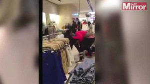 5 phụ nữ 'choảng' nhau như côn đồ trong tiệm quần áo