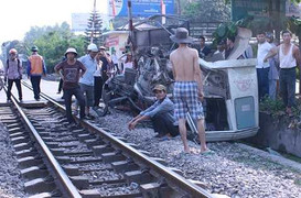 Xe tải mất lái lao đầu vào tàu hoả, tài xế mắc kẹt trong cabin