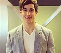 Người mẫu kiêm thầy giáo điển trai hút hồn dân mạng