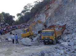 Hàng chục mét khối đá bất ngờ rơi xuống, 2 công nhân tử vong