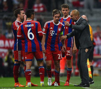 Guardiola rách quần vẫn say mê chỉ đạo