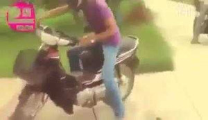 Cười vỡ bụng với cách chống trộm xe máy