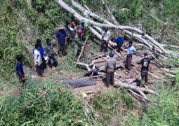 Xót xa chị ngồi ôm em dưới mưa thâu đêm bên thi thể cha mẹ