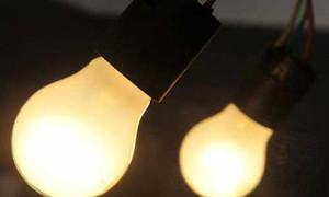 Bị can nuốt bóng điện thuỷ tinh trong buồng giam để tự sát