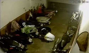 Video: Hai đạo chích táo tợn phá khóa, vào nhà trộm 2 xe máy