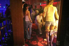 Môi giới cho nữ công nhân bán dâm để... tăng thu nhập