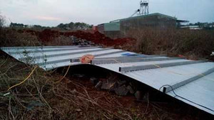 Lốc xoáy giật tung mái nhà, 2 quân nhân thương vong