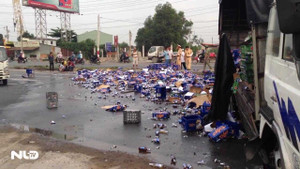 Clip: Xe tải nổ lốp, hàng trăm thùng bia tràn Quốc lộ