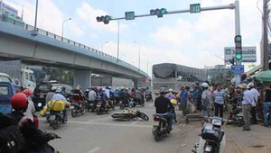 Chồng gào khóc thảm thiết, ôm thi thể vợ bị xe tải cán chết