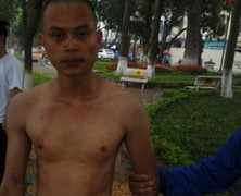 Nam thanh niên la hét, nhảy xuống hồ bơi ra tháp Rùa