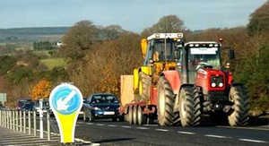 Chó lái máy kéo đâm hàng loạt xe, cao tốc hỗn loạn