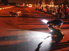 Dân vây bắt tài xế xe tải gây tai nạn chết người rồi bỏ chạy