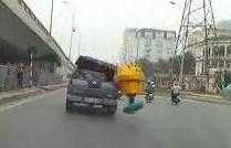 Clip: Cua gấp, xe bán tải hất văng máy trộn bê-tông xuống đường