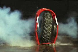 Kinh hoàng khi lốp ô tô phát nổ