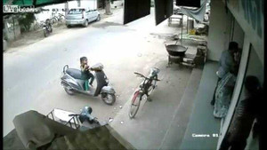 Nghịch xe tay ga, bé gái suýt mất mạng