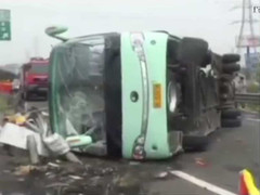 Bị tông bất ngờ, tài xế văng khỏi cửa sổ xe buýt