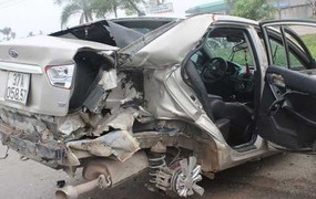 Tàu hỏa tông xe 4 chỗ bay như phim, tài xế nguy kịch