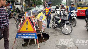 Xuất hiện hố tử thần 'khủng' giữa phố Hà Nội