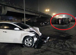 Xe khách lật nghiêng trượt dài trên cao tốc, hành khách la hét kêu cứu