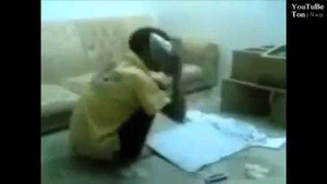 Sự cố hài 'rụng răng' khi dùng bàn là