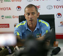 HLV HAGL phải bắt taxi đuổi theo đội