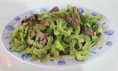 Làm thịt bò xào mướp đắng cho cả nhà