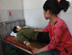 Bị phụ nữ đánh, người đàn ông ngã gục trước mặt bí thư huyện