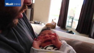 Clip: Bố ru con ngủ bằng... tiếng ngáy