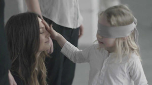 Clip em bé bịt mắt tìm mẹ khiến hàng triệu người rơi lệ