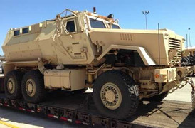 Xe chống mìn 18 tấn đến trường học làm gì?