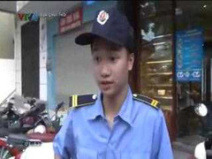 Tiệm bánh thu phí dắt xe 50.000 đồng gây sốc