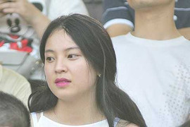 Bạn gái tin đồn đến sân cổ vũ Công Phượng